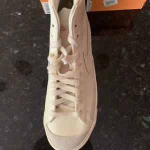NIB Nike Womens Blazer Mid '77 Sneaker Size 8